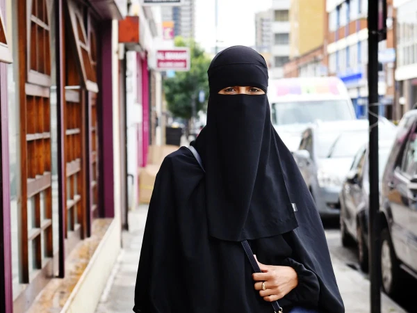 برطانیہ میں باحجاب مسلم خواتین کو سرعام ہراسانی اور قتل کی دھمکیاں کا سامنا