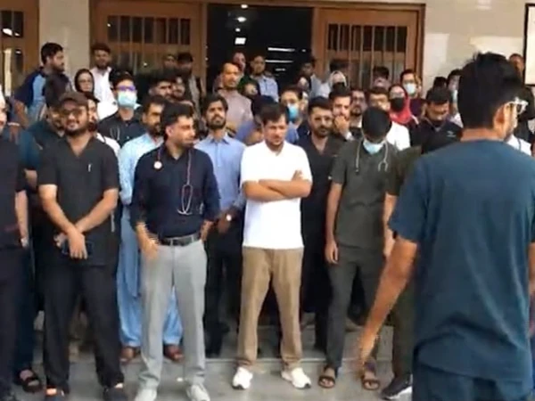 کراچی؛ جناح اسپتال میں 3 ماہ سے تنخواہیں نہ ملنے پر ینگ ڈاکٹرز کا احتجاج