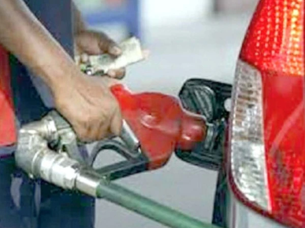 حکومت کا پیٹرولیم مصنوعات کی قیمتیں برقرار رکھنے کا فیصلہ