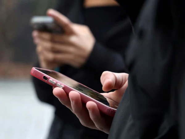 فرانس میں 15 سال سے کم عمر بچوں کے سوشل میڈیا استعمال پر پابندی عائد