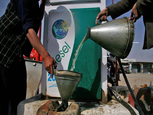 پیٹرول کی قیمت میں اضافے پر حکومت کو تنقید کا سامنا، وفاقی وزیر نے وجہ بتا دی