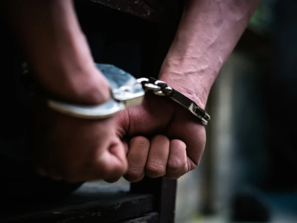 قومی اسمبلی کا جعلی افسر گھوٹکی سے گرفتار؛ مراعات اور پروٹوکول بھی لیتا رہا