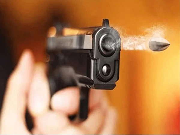 کراچی؛ مسلح ملزمان نے رکشے میں جاتے باپ بیٹے پر فائرنگ کردی